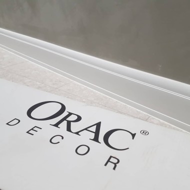 Плинтус Orac Decor С КАБЕЛЬ-КАНАЛОМ SX104
